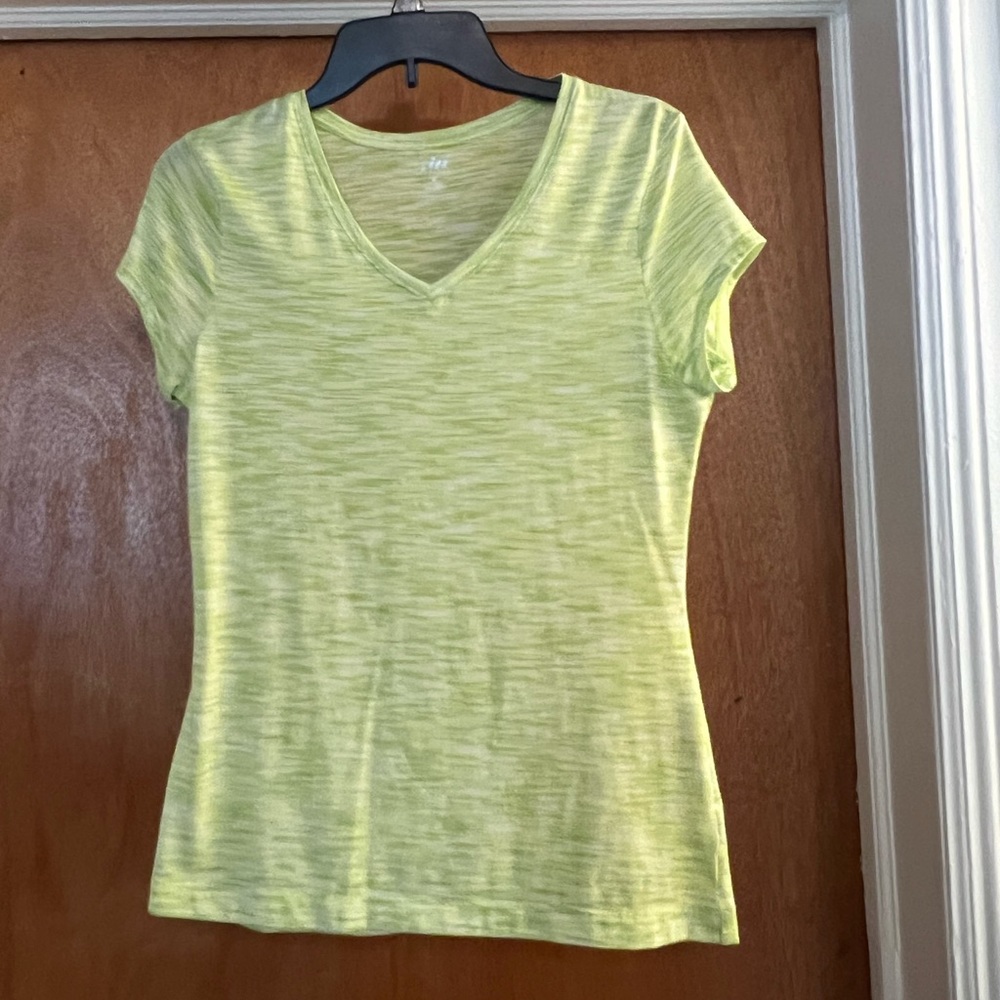Moret Ultra Women’s Light Green Pattern V-neck Cap Sleeve Athletic Top